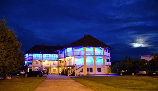 Pod Zlotym Zaglem Hotel Karwia Exterior photo